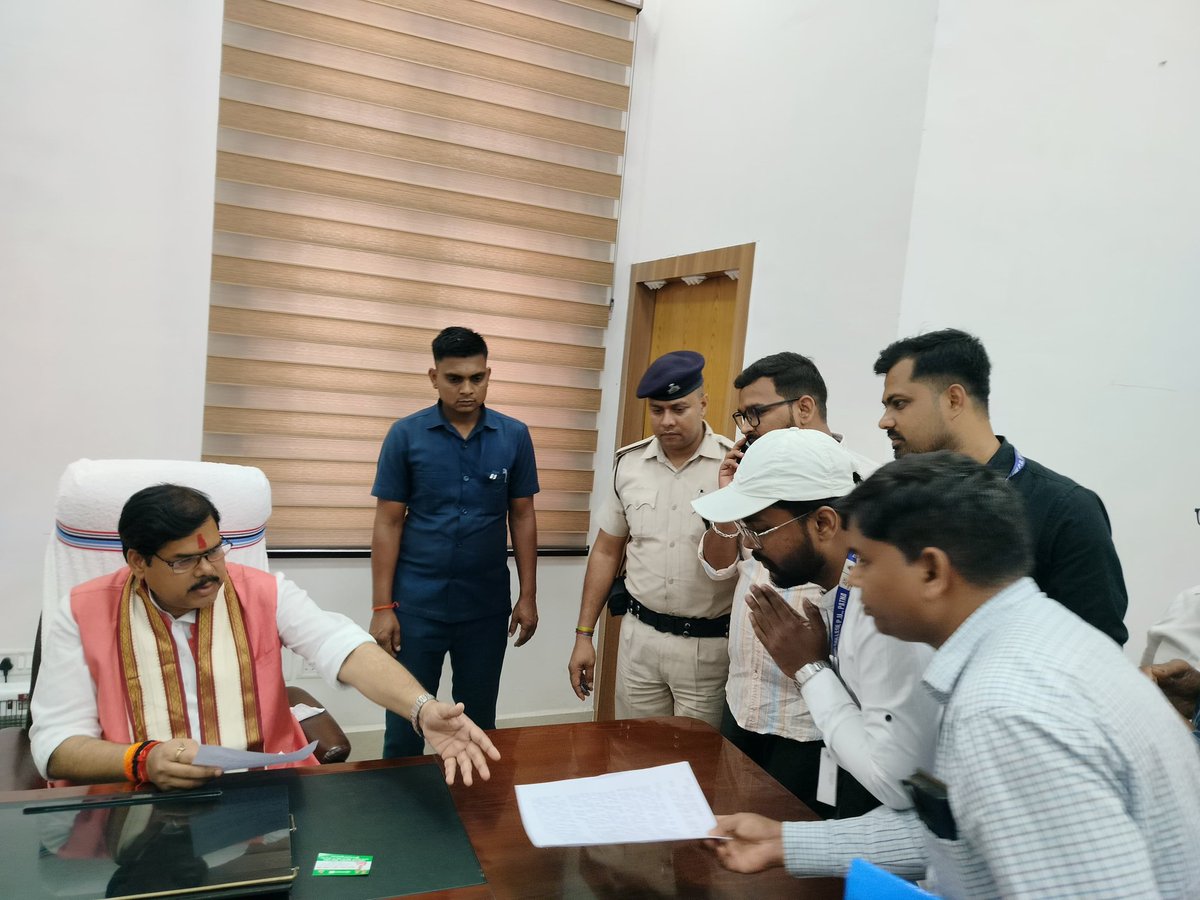 BantiKumar1507's tweet photo. सत्र 2024-26 के हमारे कुछ साथियों ने शिक्षा मंत्री जी से शिष्टाचार मुलाकात की।
मुलाकात के दौरान TRE 4 में सत्र 2024-26 के अभ्यर्थियों को शामिल करने की मांग को प्रमुखता से रखा गया और शिक्षा मंत्री जी द्वारा सकारात्मक आश्वासन दिया गया। @officialbseb https://t.co/DrfsWzDQGx