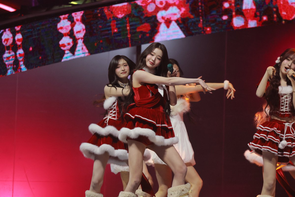 KpopDataShop's tweet photo. 251225 #Wonyoung Christmas 906 pics https://t.co/bfVihV8B6v
