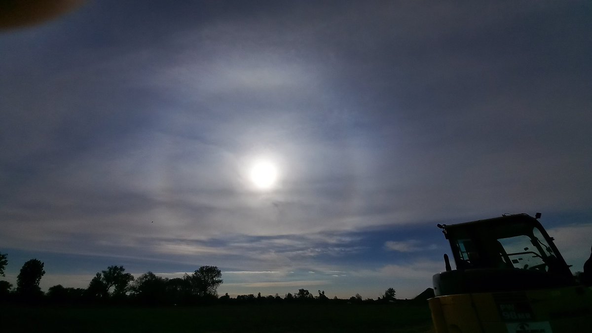 marcinskywarnpl's tweet photo. 14.05.2026
#MaleHalo czyli #Halo 22°. Do tego 2x #słoncepoboczne oraz #górnyłukstyczny 🤩 

#sundog #parhelion #sundogs #słońcapoboczne @MeteoprognozaPL @IMGWmeteo https://t.co/sSPV2VKxsR