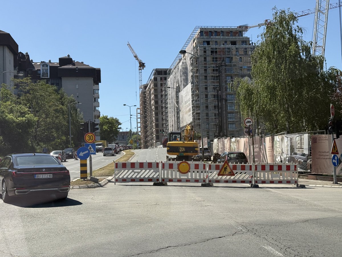 ZmajIvan's tweet photo. @prijavi_problem investitor zatvorio ulicu sa dve trake Maršala Tolbuihina. I napravio opšti kolaps u vreme kada nema gužve, šta će biti popodne kada krenu ljudi kući to će tek biti jezivo. Inspekcija da izađe na teren i ukloni ovo? https://t.co/9aDG9xbaLC