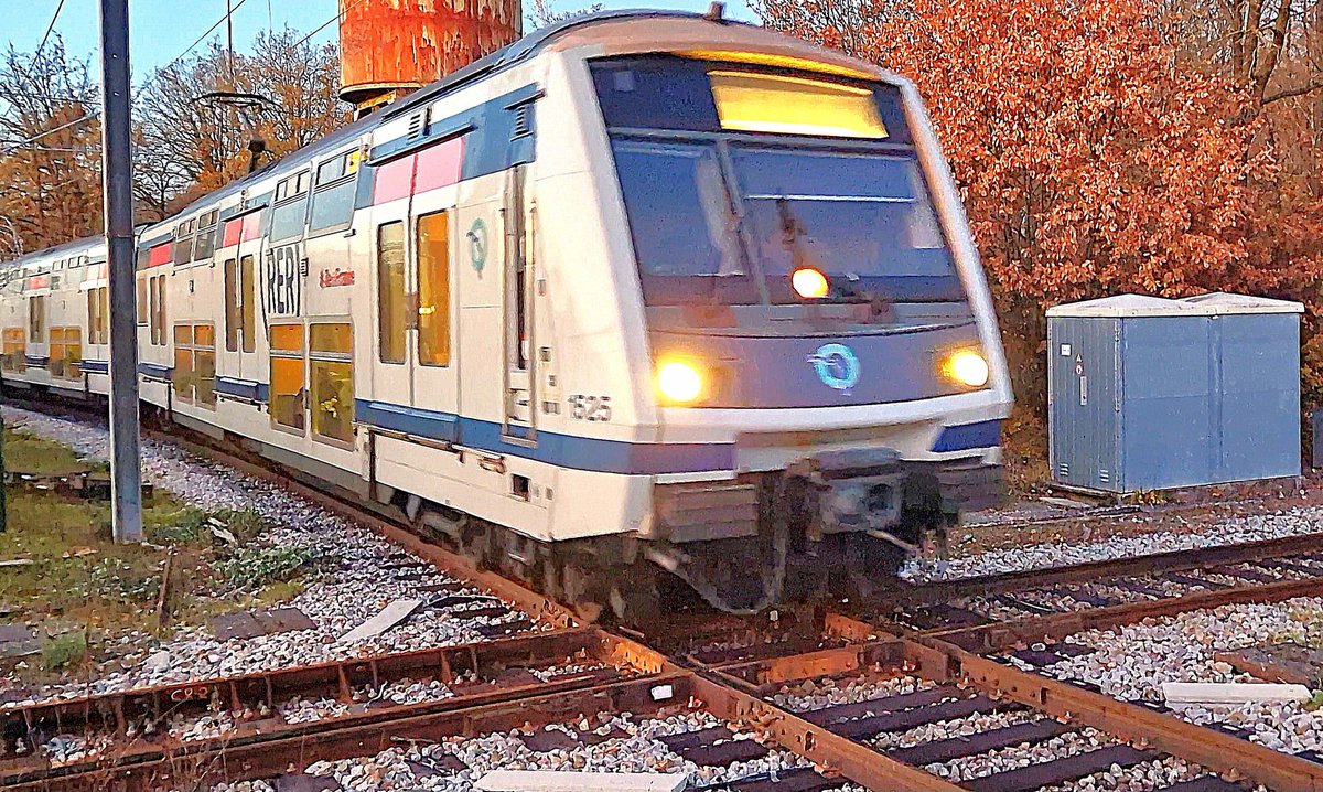 sgenmobilite's tweet photo. @SimonBarth62993 @RER_A Voici 2 photos prises en novembre 2025 suite à une situation similaire  mais qui avait eu lieu un week-end en pleine journée surtout avec un MI09 puis un MI2N Altéo ! #rightanglecrossing #diamondcrossing #rera #croisementaangledroit #angledroit #rightangle #acheres #mi09 #mi2n https://t.co/9rv7e14983