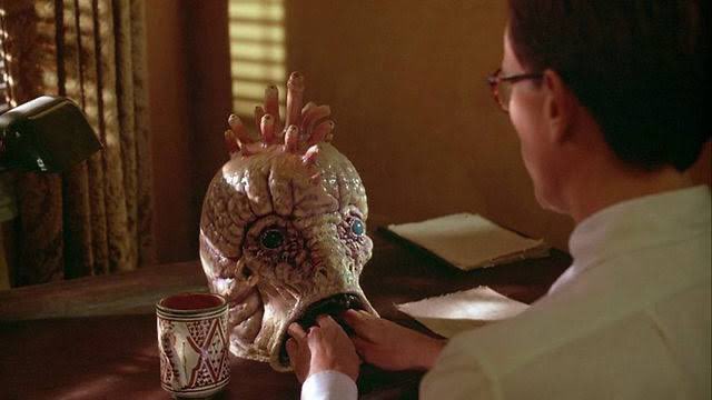japonyagunluk's tweet photo. David Cronenberg’in “Naked Lunch” Daktiloları (1991) Daktiloların böceğe, kelimelerin halüsinasyona dönüştüğü; gerçeklikle paranoyanın birbirine karıştığı bir kâbus. William S. Burroughs’un dünyasını Cronenberg’in korkusuyla birleştiren film, sinemanın en tuhaf yapımlarından biri https://t.co/k0ExiOPYnx