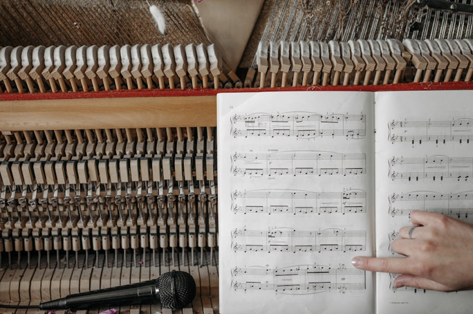 naigilyn's tweet photo. A structured lesson plan offers a logical progression from fundamental concepts to more advanced techniques. Chord Academy organizes each course into modules that build upon previous knowledge. For piano, you start with hand positioning and simple scales before moving to chord progressions. Guitar lessons begin with strumming patterns and basic chords, gradually introducing fingerpicking.