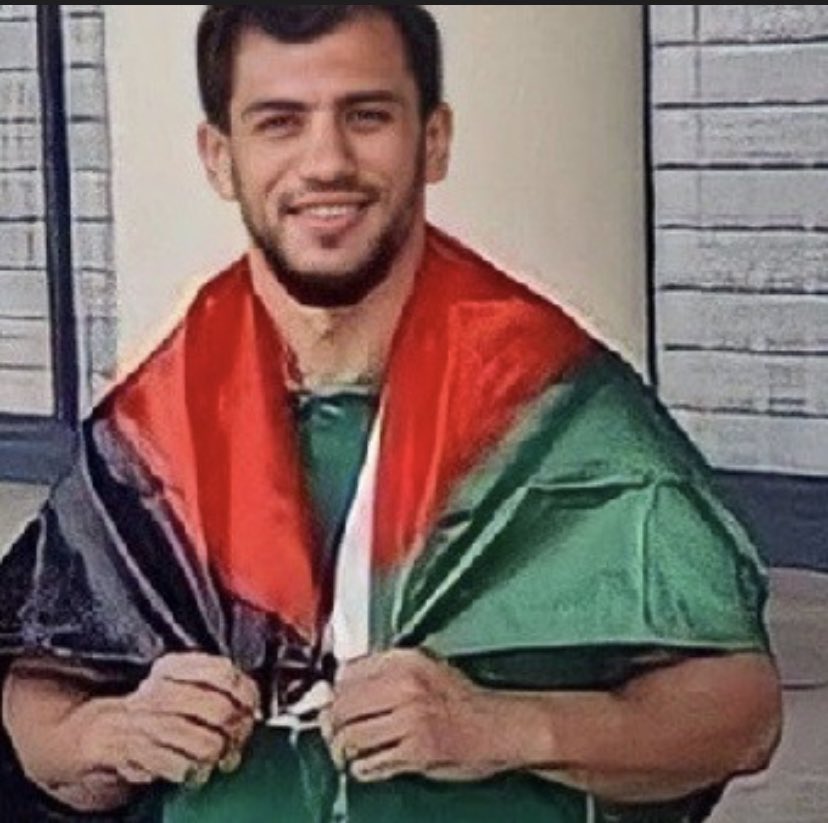 bluefaisl_20's tweet photo. في احد يعرفه الان 😂 https://t.co/wEkfuArzvZ