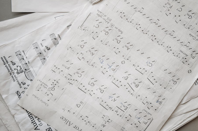 naigilyn's tweet photo. Vocal training focuses on breath control and pitch accuracy, then expands to dynamic expression. Each module includes video demonstrations, written instructions, and practice exercises. Supplementary theory materials explain the 'why' behind the music. This structured format allows learners to track their progress and revisit topics as needed. The aim is to provide a clear roadmap without rushing or skipping essential steps.
