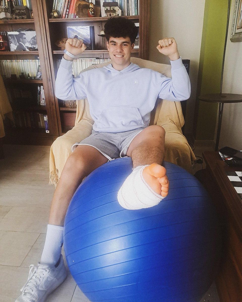 bmSinfin's tweet photo. Otro que necesitaba pasar por boxes y ya está listo para volver la próxima temporada 😜 

Hugo, quien debutó este año con el primer equipo, ya ha sido operado de la fractura del quinto meta de su pie izquierdo 

🔵⚫️ #SinfínEsUnSentimiento #LaAlbericiaNuncaSeRinde https://t.co/hlOfWJGEBi