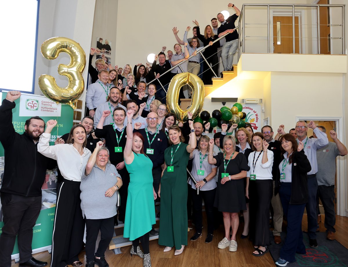 CTCwbl's tweet photo. 👏 Y tu ôl i bob digwyddiad gwych mae tîm gwych.
Diolch yn fawr i’n staff a’n brentisiaid sydd wedi gwirfoddoli i gefnogi yn Worldchefs 2026.
Ni allwn wneud hynny hebddoch chi.
#TeamCambrian #Worldchefs #Apprenticeships https://t.co/WAszsHAXQU