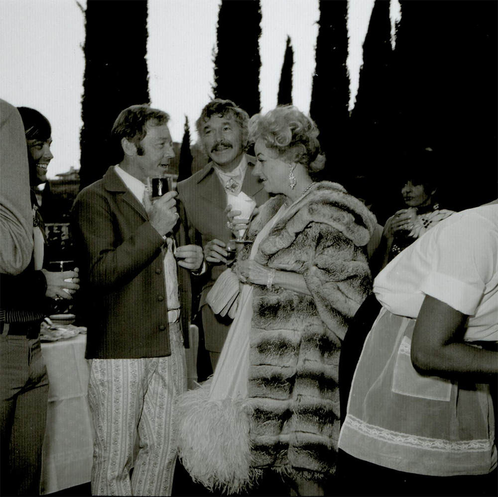 TweetingNeil's tweet photo. Ray Arnett, Warde Donovan and Phyllis Diller, at a party thrown by #Liberace at his Hollywood Hills Mansion, 1969 https://t.co/Ccl7pW42Zj