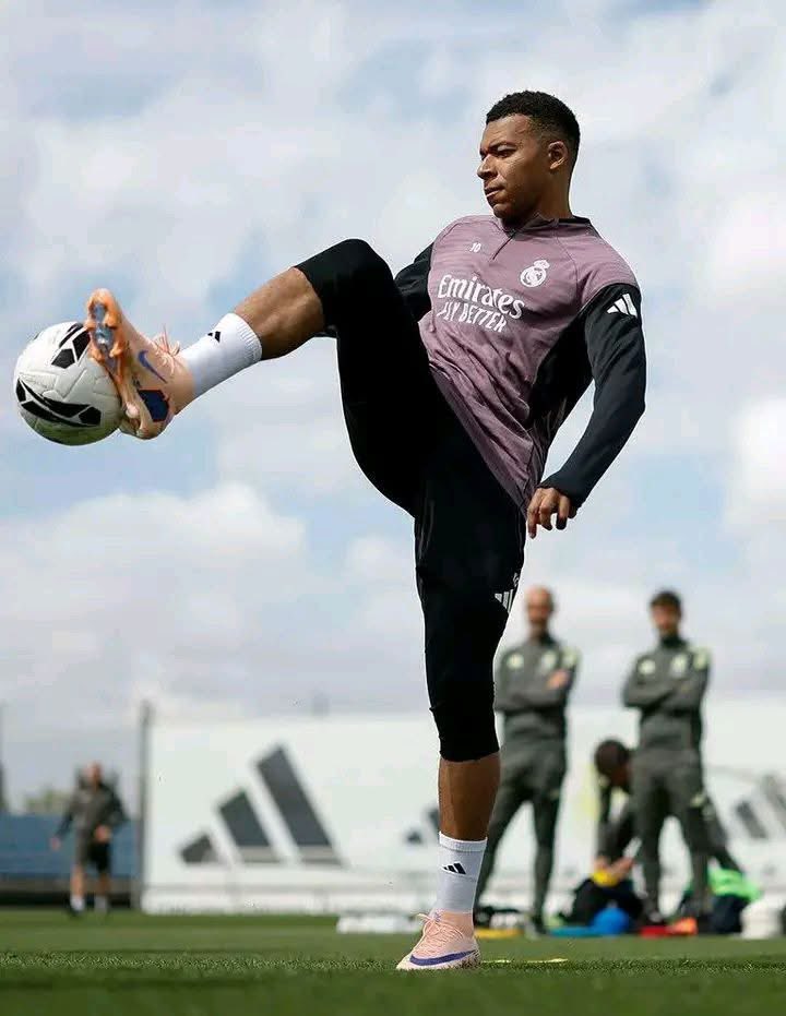 chauffeur243's tweet photo. Depuis son départ du PSG, L'équipe est championne d'Europe et depuis son arrivée au  Real, l'équipe ne gagne plus de titre.
On doit faire un dessin pour vous expliquer ça ?
🤣🤣🤣🤣🤣🤣🤣🤣🤣🤣 https://t.co/DaFn9eMWDg
