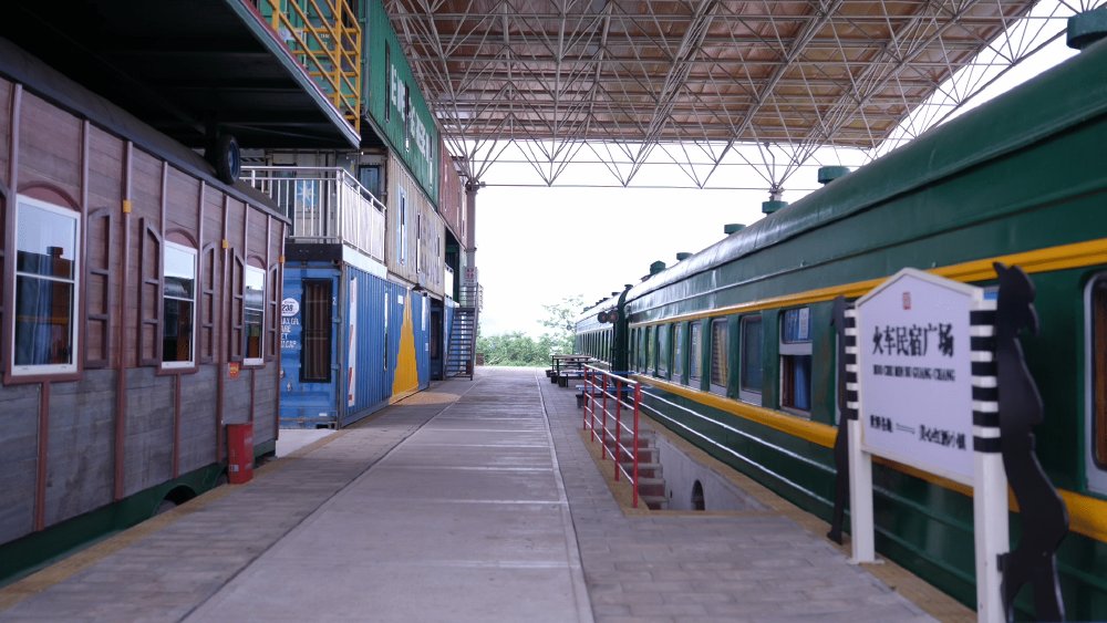 ChongqingFuling's tweet photo. 🚂 A retired green train beside the Yangtze has found a new life in #Fuling.
At Meixin Red Wine Town, old train carriages have been transformed into retro riverside homestays, where vintage charm meets modern comfort. 
#Fuling #TravelChina #TrainHotel #Chongqing https://t.co/DEHS023FJn