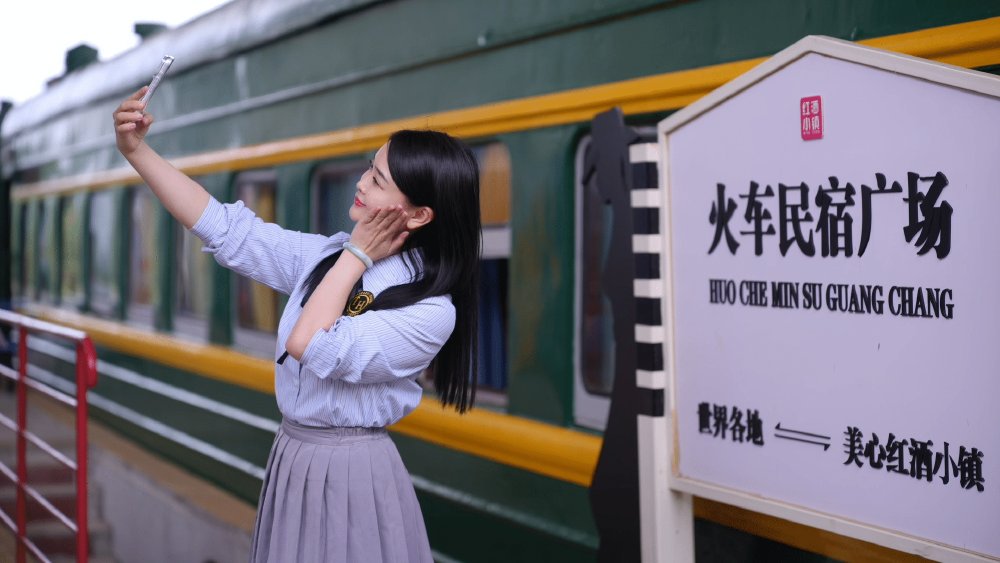 ChongqingFuling's tweet photo. 🚂 A retired green train beside the Yangtze has found a new life in #Fuling.
At Meixin Red Wine Town, old train carriages have been transformed into retro riverside homestays, where vintage charm meets modern comfort. 
#Fuling #TravelChina #TrainHotel #Chongqing https://t.co/DEHS023FJn