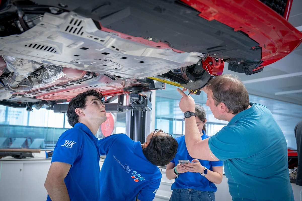 MSIracetech's tweet photo. 🧑‍🏫 Los alumnos del Máster en Motorsport Engineering miden los puntos característicos de la suspensión del vehículo para modelarlo y poder simular el coche en VSM 🏎️📐 https://t.co/WiX2BJ7mMk