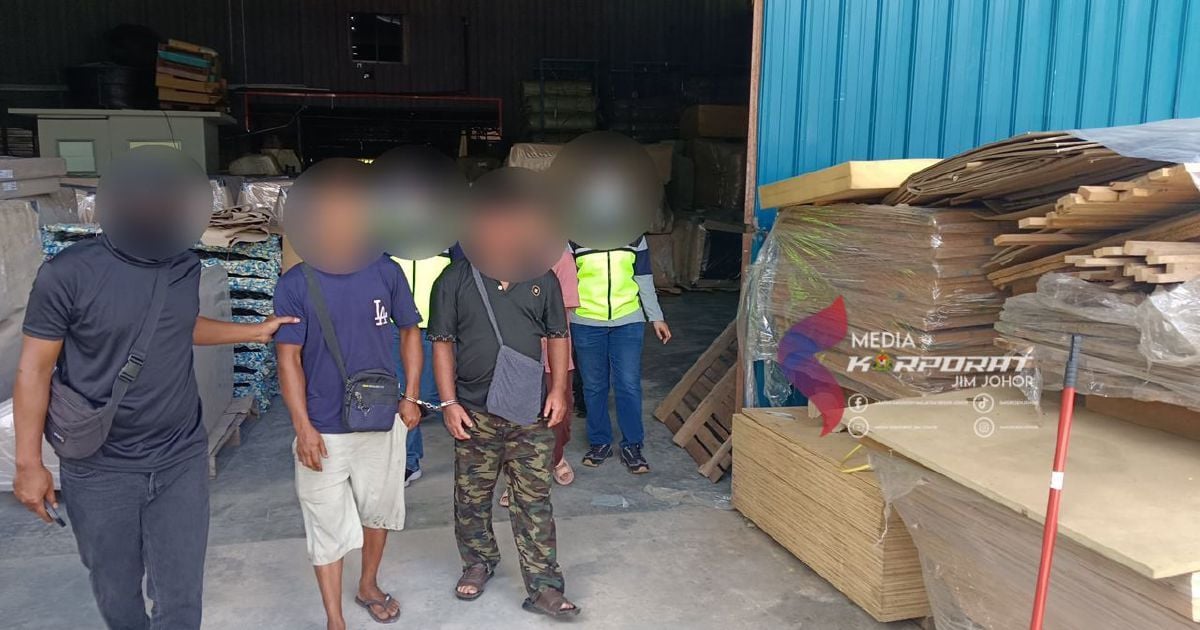 hmetromy's tweet photo. #muar Jabatan Imigresen Malaysia (JIM) Johor menahan 43 warga asing selepas menggempur enam kilang perabot serta rumah pekerja menerusi serbuan di sekitar daerah ini, kelmarin.
https://t.co/9U2mM3PZkm https://t.co/tq3b7g8aeB