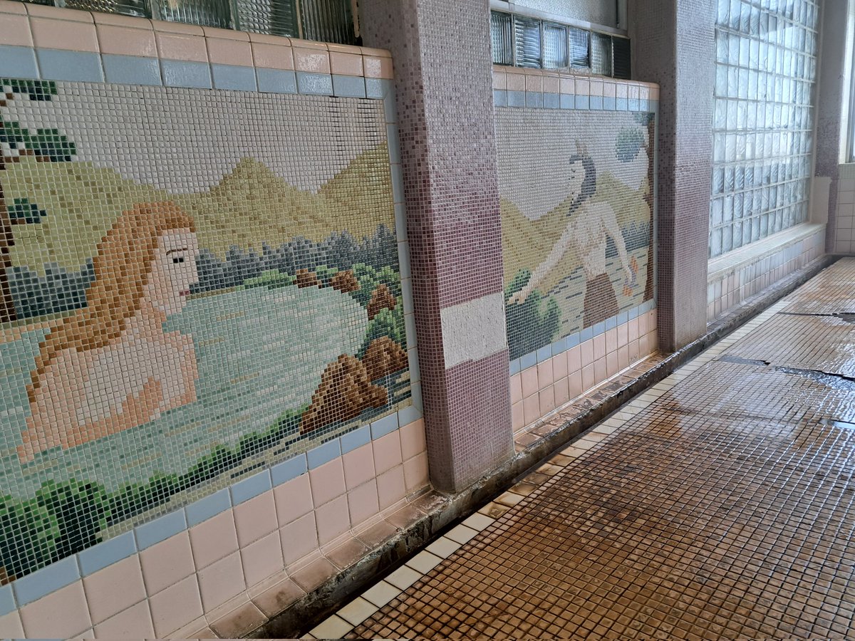 domowako's tweet photo. 喜至楼の大浴場にあるタイル画。半人半獣の牧神、パンはシュリンクスに言い寄るが彼女は拒否、芦となる。パンはその芦で笛を作り、自らの心を慰めた。このギリシャ神話から、マラルメの「牧神の午後」、ドビュッシーの「牧神の午後への前奏曲」ができた。
で、何で山形の田舎の温泉宿にこれがあるの？ https://t.co/o1eQLupy7T