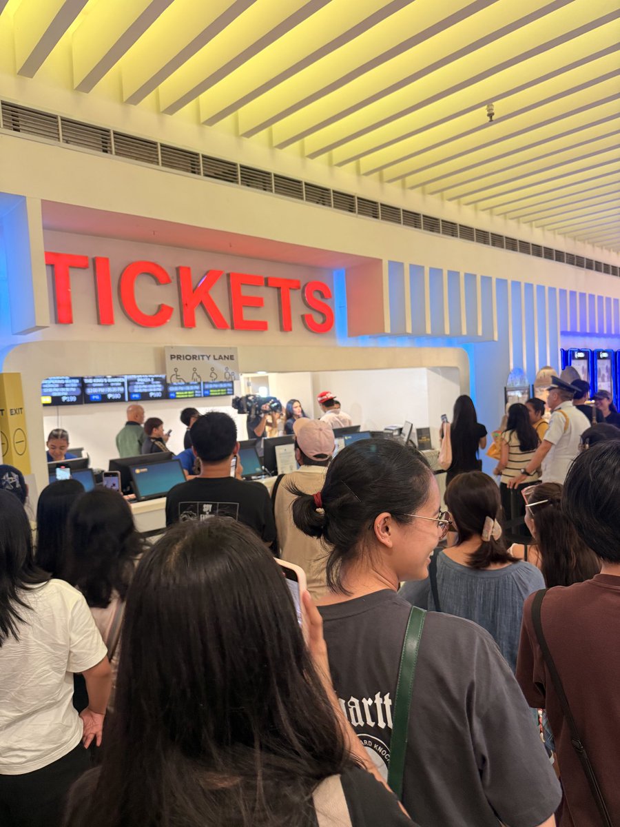 StarPopPH's tweet photo. HAPPENING NOW: @brentymanalo's live ticket selling here at SM North EDSA Skydome! Go here and buy your tickets from Brent himself!

🎟️ Get your tickets here: 
https://t.co/QQQq3iX1RP

#BrentManalo #LoverBoy #ABSCBNEvents #StarPopPH https://t.co/bu27gxDVPl