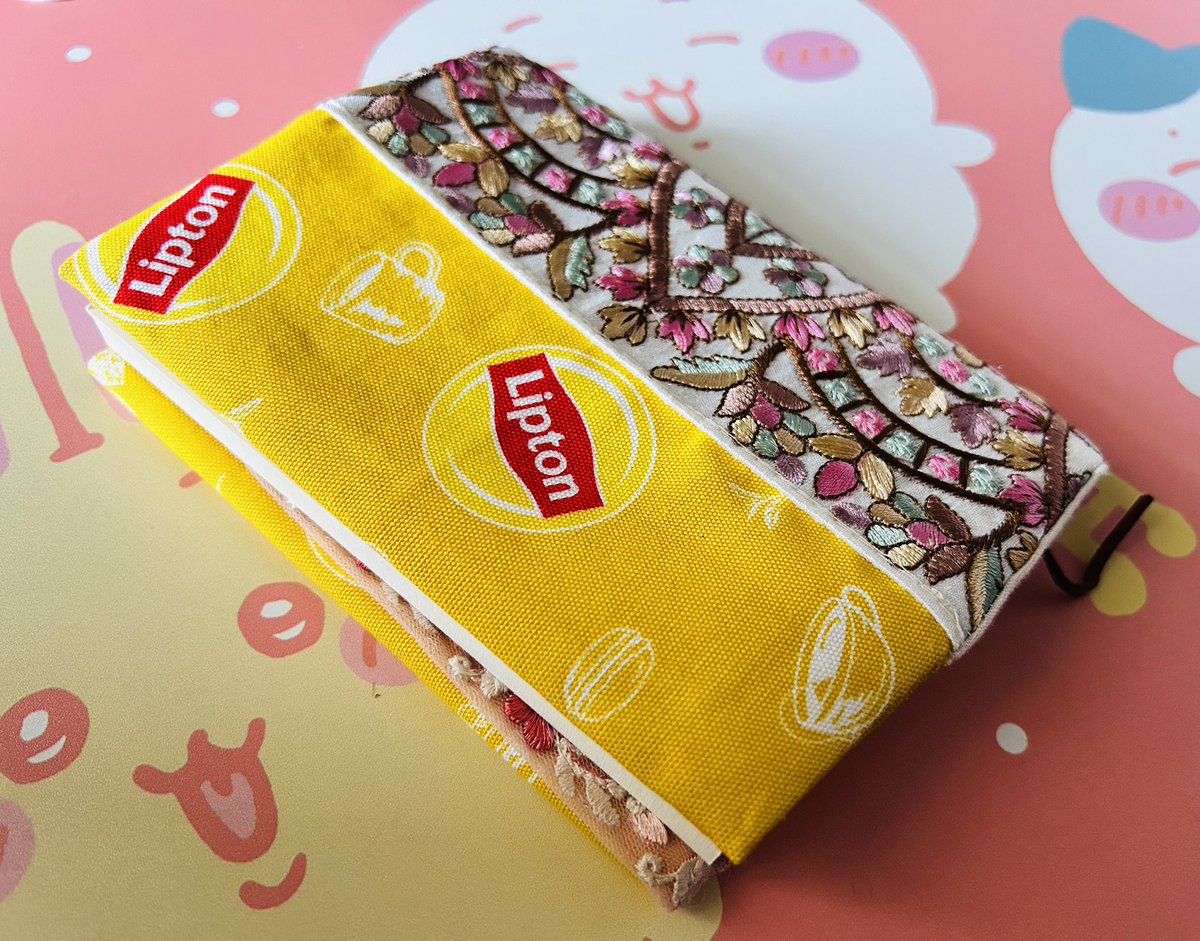 hirunomikazuki's tweet photo. リプトン柄の布でブックカバーを作ってみた📙ダイソー の刺繍リボンもポイントに。
少々歪だけど、そこも味があるということで…。
紅茶と読書って良いよね…🫖📚
#ブックカバー　#リプトン https://t.co/DDCHlXWs75