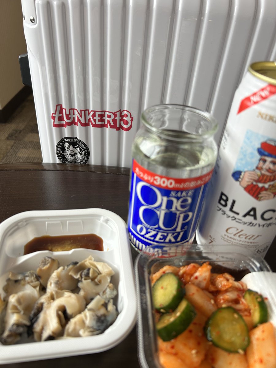kstyle55's tweet photo. 前のりで成田✈️
ホテル内にコンビニあったので…二刀流で（笑） https://t.co/ugQYqQhkDl