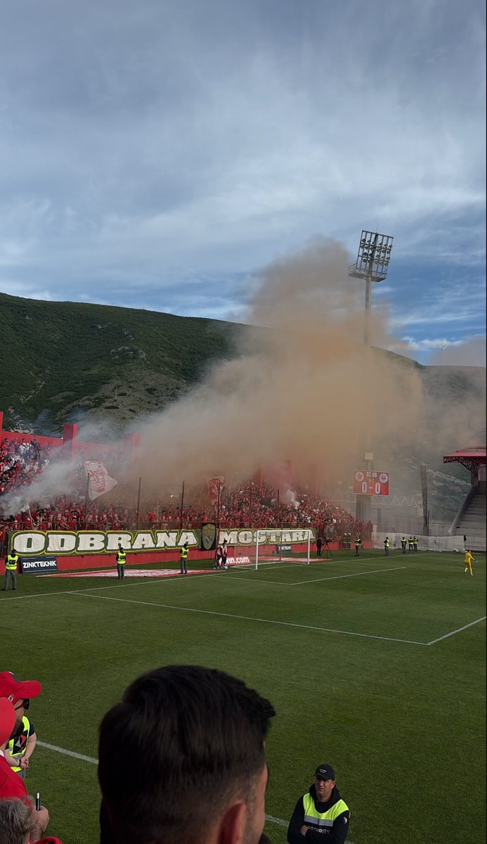 samkeeex's tweet photo. ⚜️ MOSTAR, 13/05/26

Ne možeš mi bolan Velež soriti.
S njega me bura brije.
Planina je to brate moj, u zemlji tvojoj i mojoj.
Kamen je to, oštar ko inat.
(Slaven Grbavac)

Nevjerovatna atmosfera. Nevjerovatna ljubav. https://t.co/FZ831Jb4EY