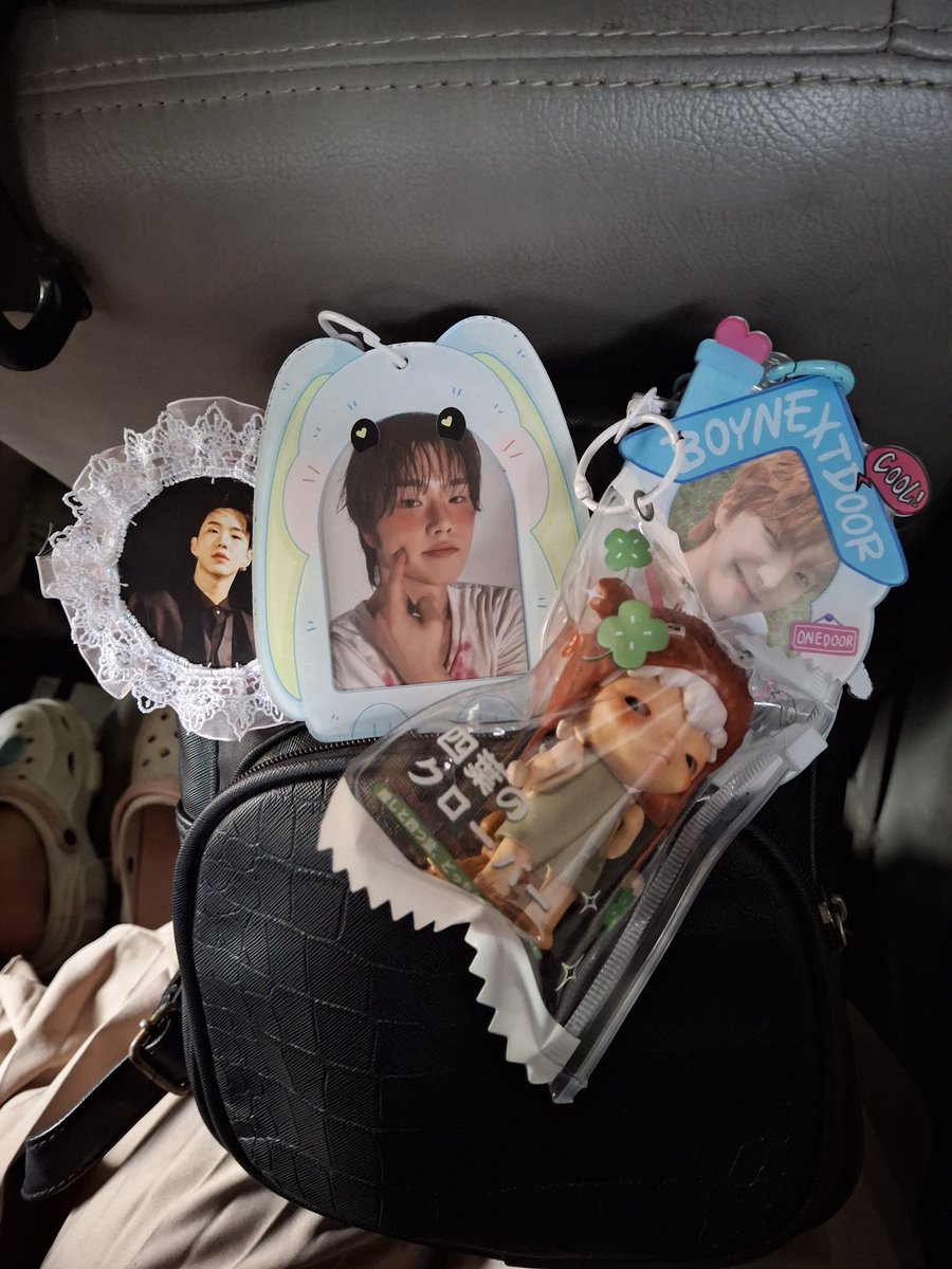 wonuiuiu's tweet photo. halo guys... tolong siapapun yang nemuin hirono vagrancy the other one series di area blok m plaza, aku gantungin di tas hitam sama perintilan kayak foto kedua. bantu like dan rt nya ya... soalnya itu cukup berharga buat aku 🤍 aku tadi pakai baju biru strip putih dan jilbab pink https://t.co/gbBat4Nu4Q