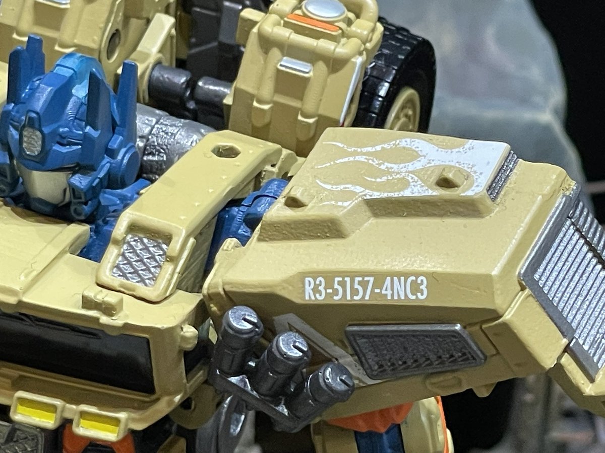 KuvoreGordon's tweet photo. #OVERGEAR
オプティマスのこの文字、
あーーーーー、すげぇ!
なるほどね!!!
ファイヤーパターンは掠れてる!! https://t.co/huiFchpC3R