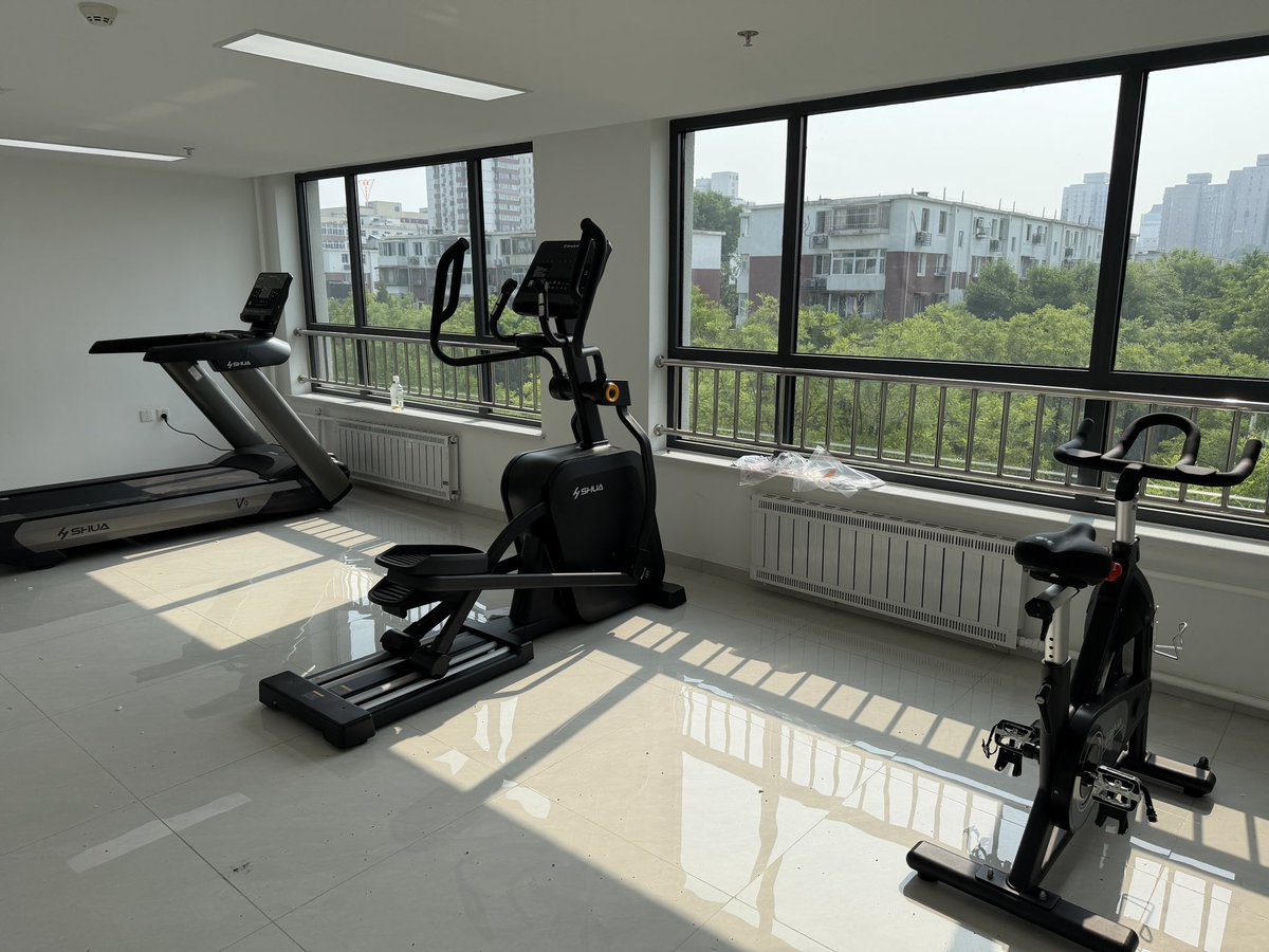 mxinsn4's tweet photo. The fitness corner of the company https://t.co/mq8jmI3HeE