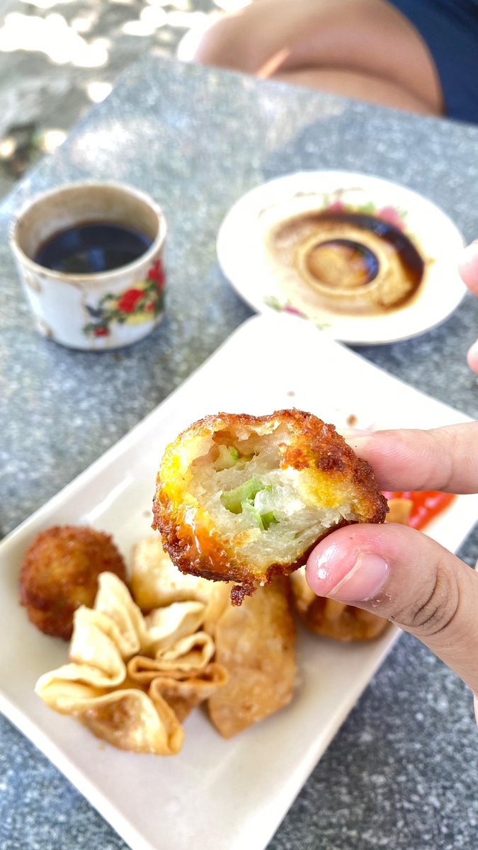 zhras_'s tweet photo. kemarin siang nongki bentar di Circuit Kopi - Gresik... pesen dimsum dan yg dateng beginiii. tapi ini enakkk pol, ada yg diisi irisan cabeee😁 https://t.co/3GNt18Fi8E