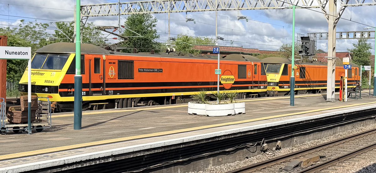 Percypotter49's tweet photo. #class90 015/041 @ Nuneaton 4M45 0250 Felixstowe North F.L.T. to Garston F.L.T. https://t.co/BYeGt6f1d6