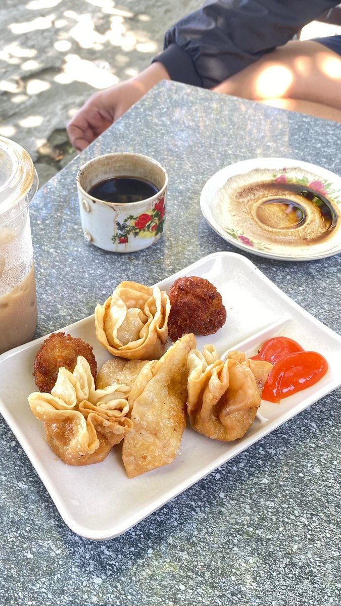 zhras_'s tweet photo. kemarin siang nongki bentar di Circuit Kopi - Gresik... pesen dimsum dan yg dateng beginiii. tapi ini enakkk pol, ada yg diisi irisan cabeee😁 https://t.co/3GNt18Fi8E