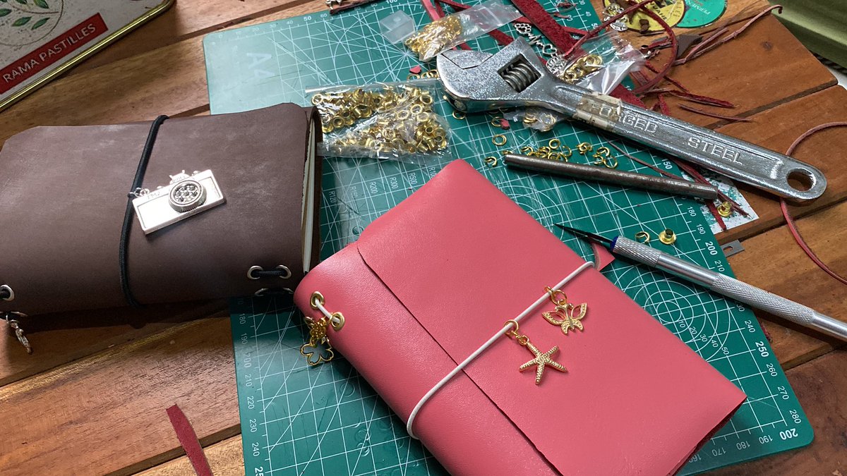 amateurbee's tweet photo. THE CUTEST!!! 🥺🥺♥️ 

lagi ngerjain pesenan leather journal batch 1 :PP. yuukk yang mau samaan boleh dm aku yaaa! https://t.co/QfVg2btgr0