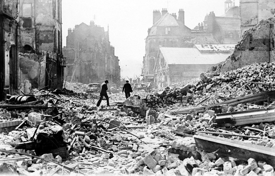WWIIpix's tweet photo. This day in 1940, the German Luftwaffe bombards the city of Rotterdam in order to force the Dutch to surrender. The bombing destroyed almost the entire historic city centre, killing nearly 900 people and making 85,000 others homeless. #WW2 https://t.co/85hVrEJ3O8