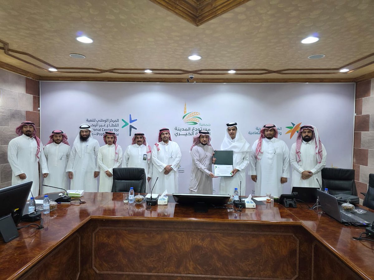 almstwda's tweet photo. نظّمت إدارة الموارد البشرية #بجمعية_مستودع_المدينة دورة تدريبية بعنوان "التميز الإداري في تنظيم المهام وإعداد التقارير باستخدام النوت بوك" قدّمها المدرب بندر المطرفي وذلك ضمن جهود الجمعية في تطوير مهارات منسوبيها ورفع كفاءتهم المهنية وشهدت الدورة  تكريم المدرب تقديراً لجهوده https://t.co/yWpvF51kuo