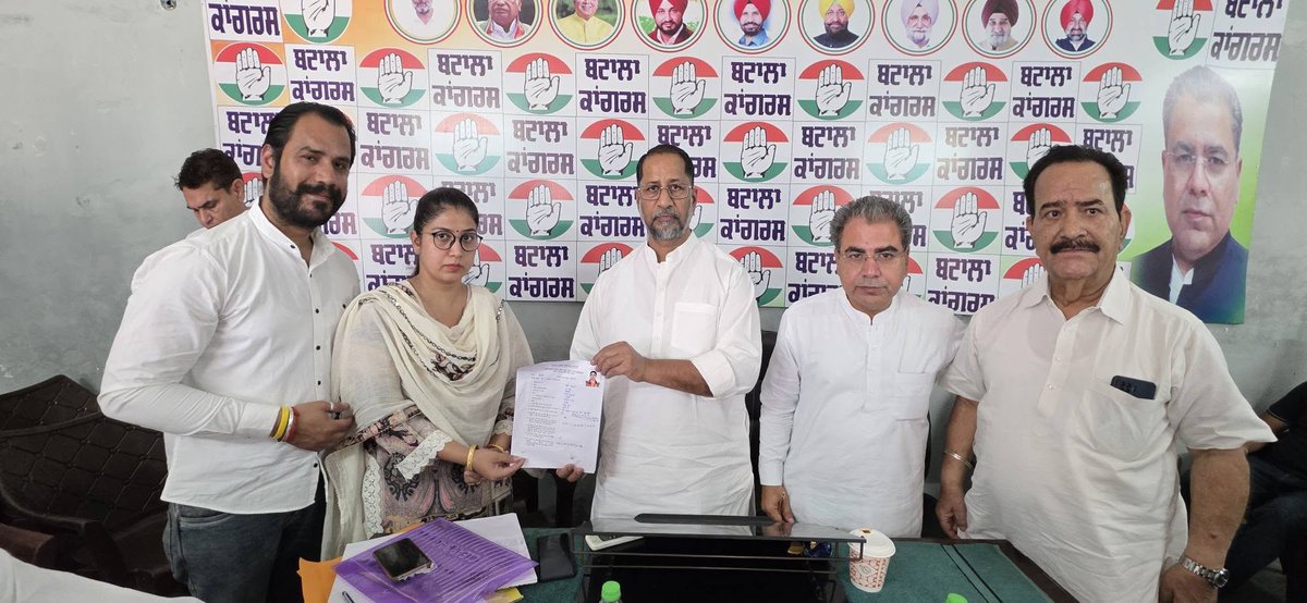 AniljoshiOffice's tweet photo. The process of accepting nomination forms for Congress ticket aspirants has begun at Congress Bhawan, Batala. All colleagues requested to submit their forms within the stipulated time. Urban Congress Batala President Sanjeev Sharma Ji was also present. https://t.co/xihu5YvcbB