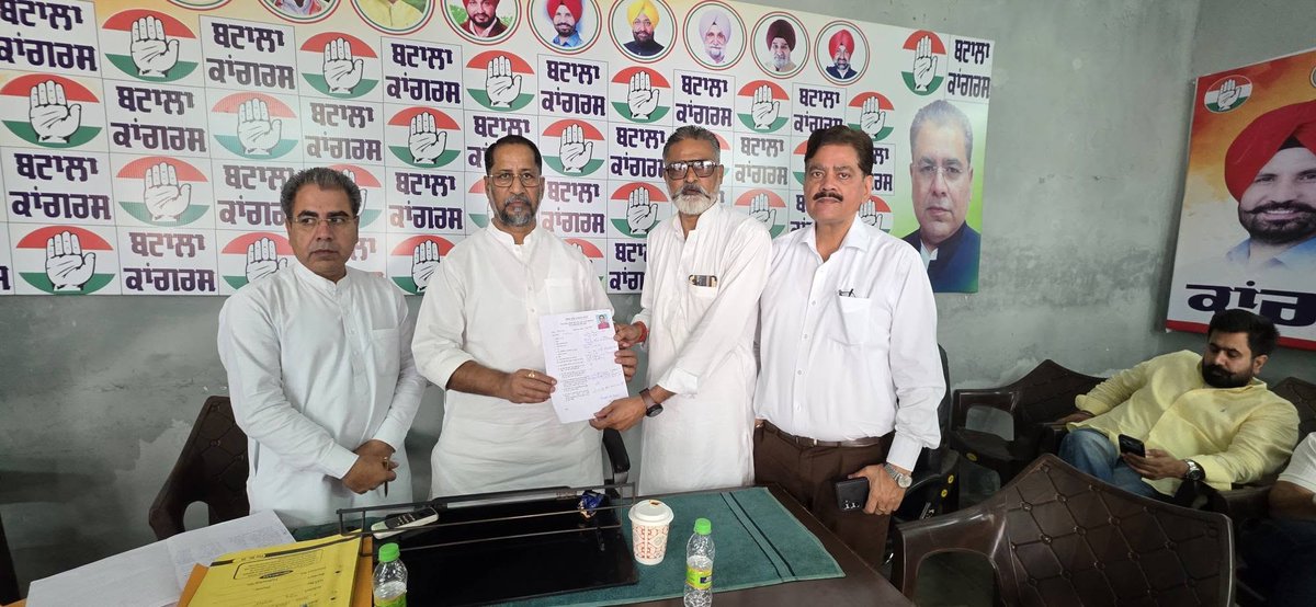 AniljoshiOffice's tweet photo. The process of accepting nomination forms for Congress ticket aspirants has begun at Congress Bhawan, Batala. All colleagues requested to submit their forms within the stipulated time. Urban Congress Batala President Sanjeev Sharma Ji was also present. https://t.co/xihu5YvcbB