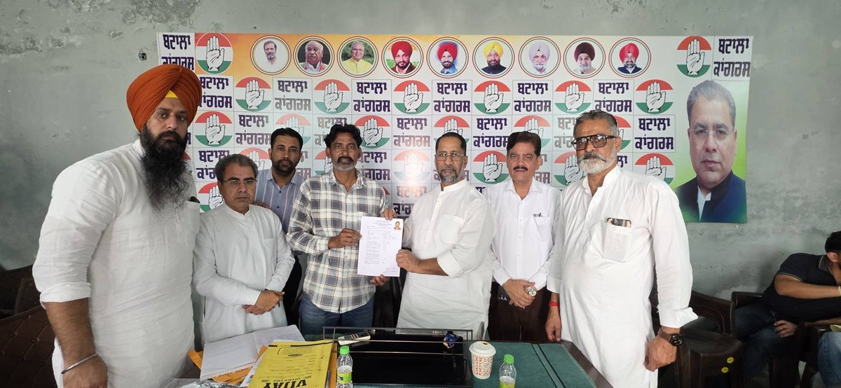 AniljoshiOffice's tweet photo. The process of accepting nomination forms for Congress ticket aspirants has begun at Congress Bhawan, Batala. All colleagues requested to submit their forms within the stipulated time. Urban Congress Batala President Sanjeev Sharma Ji was also present. https://t.co/xihu5YvcbB