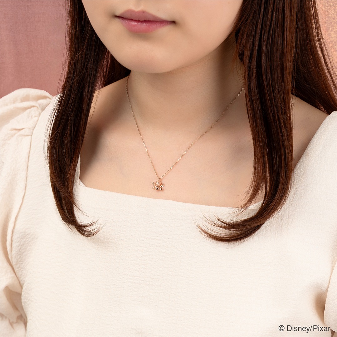 kuno_d_jewelry's tweet photo. 「トイ・ストーリー」

＼本日6/26(金)発売／

愛すべきおもちゃ達がジュエリーに✨

「ロッツォ」「バターカップ」「ダッキー＆バニー」のモチーフネックレスとピアスが新登場。

愛らしい表情や丸みのあるフォルムを、職人が繊細な技術で丁寧に表現。
遊び心あふれるアイテムを、ぜひご覧ください！