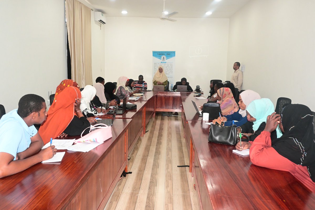 TAMWA_Zanzibar's tweet photo. Sauti za mabadiliko zinaanza hapa ✨

Waandishi wa habari 40 kutoka Unguja na Pemba wameshiriki mafunzo maalum ya uandishi wa habari za uchambuzi kuhusu udhalilishaji na ukatili wa kijinsia dhidi ya wanawake na wasichana.

Mafunzo hayo yametolewa ikiwa ni utekelezaji wa programu ya TUNAWEZA PAMOJA yenye lengo la kutokomeza udhalilishaji hapa visiwani Zanzibar inayotekelezwa na TAMWA ZNZ na UN WOMEN kwa ufadhili wa Norway.