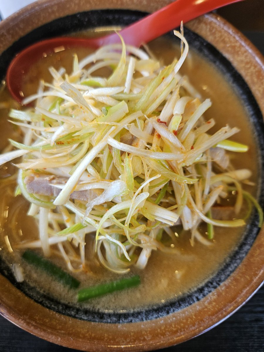 otamaraamen's tweet photo. 味噌ラーメン専門店、田所商店にて。
私は九州味噌にチャーシュー1枚トッピング。連れは北海道味噌の肉ネギラーメ���。九州味噌は甘く、柔らかい味で北海道はガツンとパンチのあるお味噌で、どちらも本当に美味しかったです。
 #田所商店   #名古屋市   #ラーメン  #ラーメン好き   #味噌ラーメン https://t.co/l7lB5qJDMY