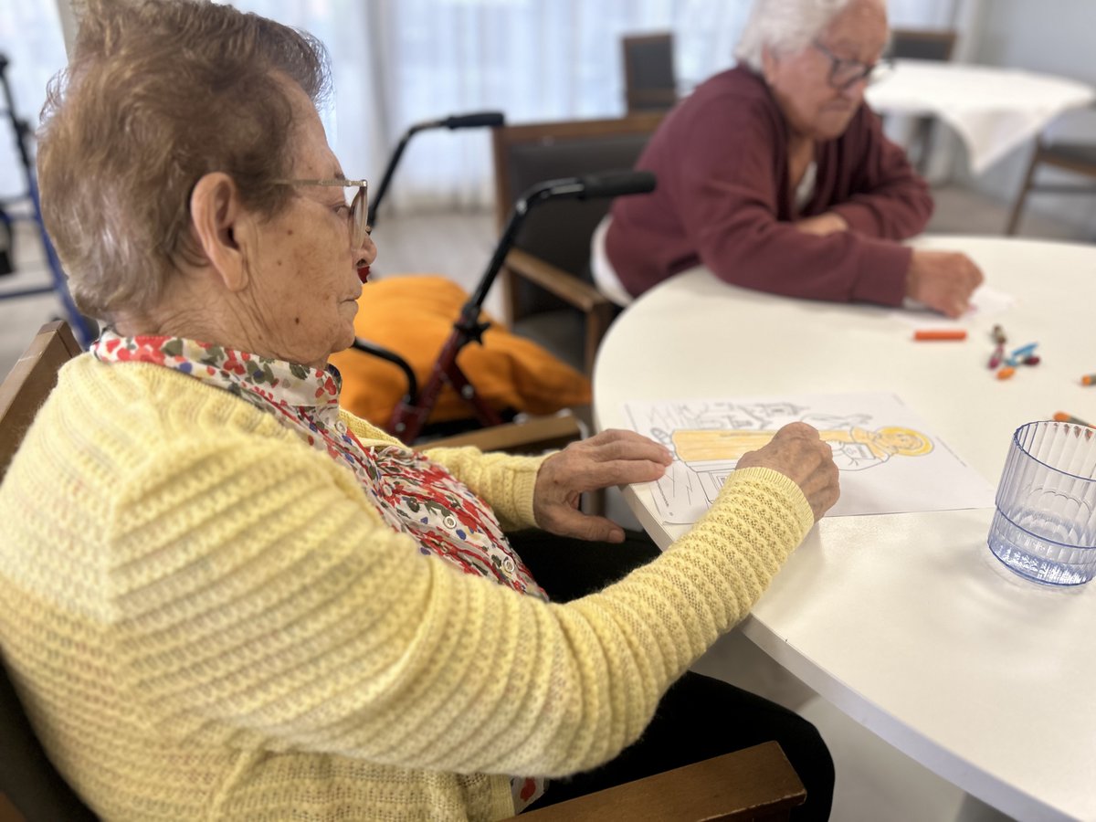 ResiAltosParque's tweet photo. Además, es una excelente herramienta para que nuestros mayores trabajen la orientación en el espacio y en el tiempo, conectando con las tradiciones de Valladolid. 🧠❤️ ¡Gracias a todo el equipo por hacerlo posible! 👏🎉

#ResidenciasClece https://t.co/8q6hv2CqOY