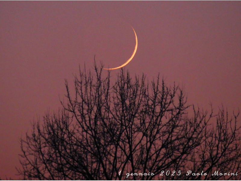 OdehAstronomy's tweet photo. تقرير فلكي حول ظروف رؤية هلال عيد الأضحى (ذو الحجة 1447 هـ)

المهندس محمد شوكت عودة
مدير مركز الفلك الدولي

ستتحرى دول العالم الإسلامي هلال شهر ذي الحجة 1447 هـ يوم الأحد 17 مايو 2026م، ورؤية الهلال في ذلك اليوم ممكنة باستخدام التلسكوب من شرق آسيا وجنوب أفريقيا وجنوب أمريكا الجنوبية، وهي ممكنة بالعين المجردة من وسط وغرب آسيا وشمال أفريقيا ومعظم الأمريكيتين، وحيث أن هناك إمكانية لرؤية الهلال من العالم الإسلامي يوم الأحد، فمن المتوقع أن يكون يوم الإثنين 18 مايو غرة شهر ذي الحجة، وأن يكون يوم الأربعاء 27 مايو أول أيام عيد الأضحى المبارك في جميع دول العالم الإسلامي تقريبا. 

وبالنسبة لوضع الهلال يوم الأحد 17 مايو في بعض المدن العربية والعالمية، فإن الحسابات السطحية للهلال وقت غروب الشمس كما يلي: في جاكرتا يغيب القمر بعد 26 دقيقة من غروب الشمس، وعمره 15 ساعة و36 دقيقة، ورؤية الهلال في جاكرتا ممكنة باستخدام التلسكوب فقط. وفي أبوظبي يغيب القمر بعد 58 دقيقة من غروب الشمس، وعمره 18 ساعة و45 دقيقة. وفي مكة المكرمة يغيب القمر بعد 58 دقيقة من غروب الشمس، وعمره 19 ساعة و22 دقيقة. وفي عمّان والقدس يغيب القمر بعد 69 دقيقة من غروب الشمس، وعمره 19 ساعة و55 دقيقة. وفي القاهرة يغيب القمر بعد 67 دقيقة من غروب الشمس، وعمره 20 ساعة. وفي الرباط يغيب القمر بعد 79 دقيقة من غروب الشمس، وعمره 22 ساعة و06 دقائق. ورؤية الهلال في كل من أبوظبي ومكة المكرمة وعمّان والقدس والقاهرة والرباط ممكنة بالعين المجردة بسهولة نسبيا. 

ولمعرفة معاني هذه الأرقام تجدر الإشارة إلى أن أقل مكث لهلال أمكنت رؤيته بالعين المجردة كان 29 دقيقة، أما أقل عمر هلال أمكنت رؤيته بالعين المجردة فكان 15 ساعة و33 دقيقة، ولا يكفي أن يزيد مكث الهلال وعمره عن هذه القيم لتمكن رؤيته، إذ أن رؤية الهلال متعلقة بعوامل أخرى كبعده الزاوي عن الشمس وبعده عن الأفق وقت رصده.

وللتعرف على نتائج رصد الهلال، يمكن زيارة موقع المشروع الإسلامي لرصد الأهلة التابع لمركز الفلك الدولي على شبكة الإنترنت على العنوان (https://t.co/v8algv0Kfz  )، حيث أنشئ المشروع عام 1998م ويضم حاليا أكثر من 1500 عضو من علماء ومهتمين برصد الأهلّة وحساب التقاويم. هذا ويشجع المشروع المهتمين في مختلف دول العالم على تحري الهلال وإرسال نتائج رصدهم إلى المشروع عن طريق موقعه على شبكة الإنترنت، حيث تنشر تباعا بعد تدقيقها وتمحيصها.

الخارطة المرفقة تبين مدى إمكانية رؤية هلال شهر ذي الحجة يوم الأحد 17 مايو من جميع مناطق العالم، بحيث أن:
- رؤية الهلال مستحيلة من المناطق الواقعة في اللون الأحمر بسبب غروب القمر قبل غروب الشمس أو/و بسبب حصول الاقتران السطحي بعد غروب الشمس. 
- رؤية الهلال غير ممكنة لا بالتلسكوب ولا بالعين المجردة من المناطق غير الملونة.
- رؤية الهلال ممكنة فقط باستخدام التلسكوب من المناطق الواقعة في اللون الأزرق. 
- رؤية الهلال ممكنة باستخدام التلسكوب من المناطق الواقعة في اللون الزهري، ومن الممكن رؤية الهلال بالعين المجردة في حالة صفاء الغلاف الجوي التام والرصد من قبل راصد متمرس. 
- رؤية الهلال ممكنة بالعين المجردة من المناطق الواقعة في اللون الأخضر.