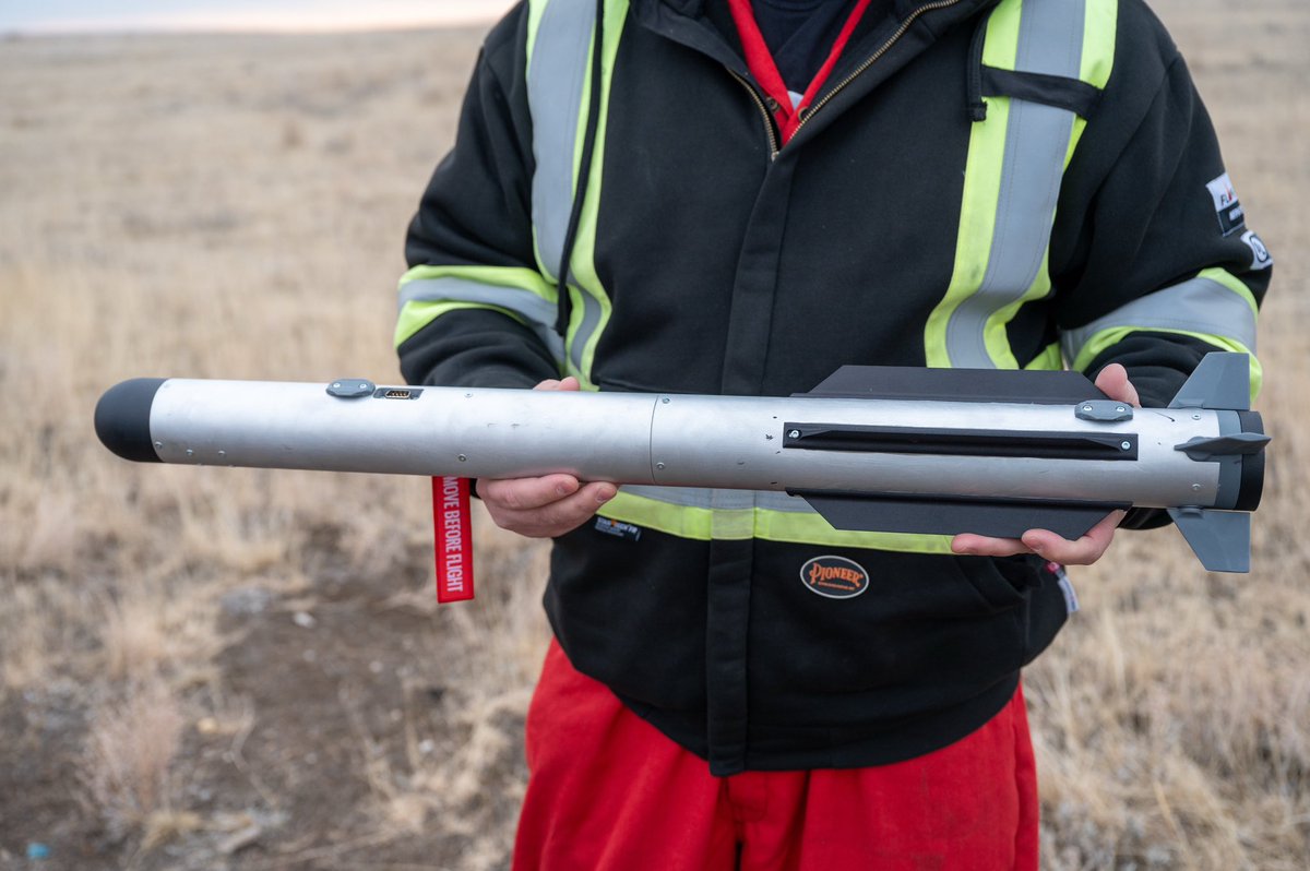 praisethesteph's tweet photo. #Czechia/#Canada 🇨🇿🇨🇦:

The Czech fund Tech Horizons, backed by the Czechoslovak Group (CSG, @CSG_HOLDING), is entering the Canadian technology company North Vector Dynamics (NVD) as the first European investor.

NVD develops advanced autonomous air defense systems, precision-guided missiles and hypersonic technologies.

Its flagship product, the CM-70 SPEAR, is designed as a short-range air defense system designed to intercept and neutralize smaller and medium-sized drones - from commercially available and FPV drones to larger tactical UAVs and stand-by munitions such as Shahed or Lancet.

The CM-70 missile is small and fast, designed precisely for the modern battlefield. Weighing just two kilograms, it can fly at 1,000 km/h after launch and is guided to its target by a combination of laser and AI. This allows it to engage fast and agile drones with high precision and at a fraction of the cost of traditional missiles. It can be used from a mobile launcher, from vehicles, UGVs and USVs, as well as from the air.