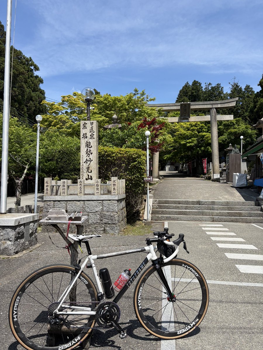 iwapucci's tweet photo. 北摂は気持ちいいねぇ。5月ってもっと暑いイメージだったけど、今年は過ごしやすい気温じゃない?
天引のHiMaWaRiさんのキッチンカーは、土日祝の営業なので、平日はひっそり(めっちゃ目立ってるけど)
例のバス停、禿げたままでしたが、ようやく綺麗にしてもらったみたい。
#toyoframe #nose #toyono https://t.co/tvDOVdkvbN