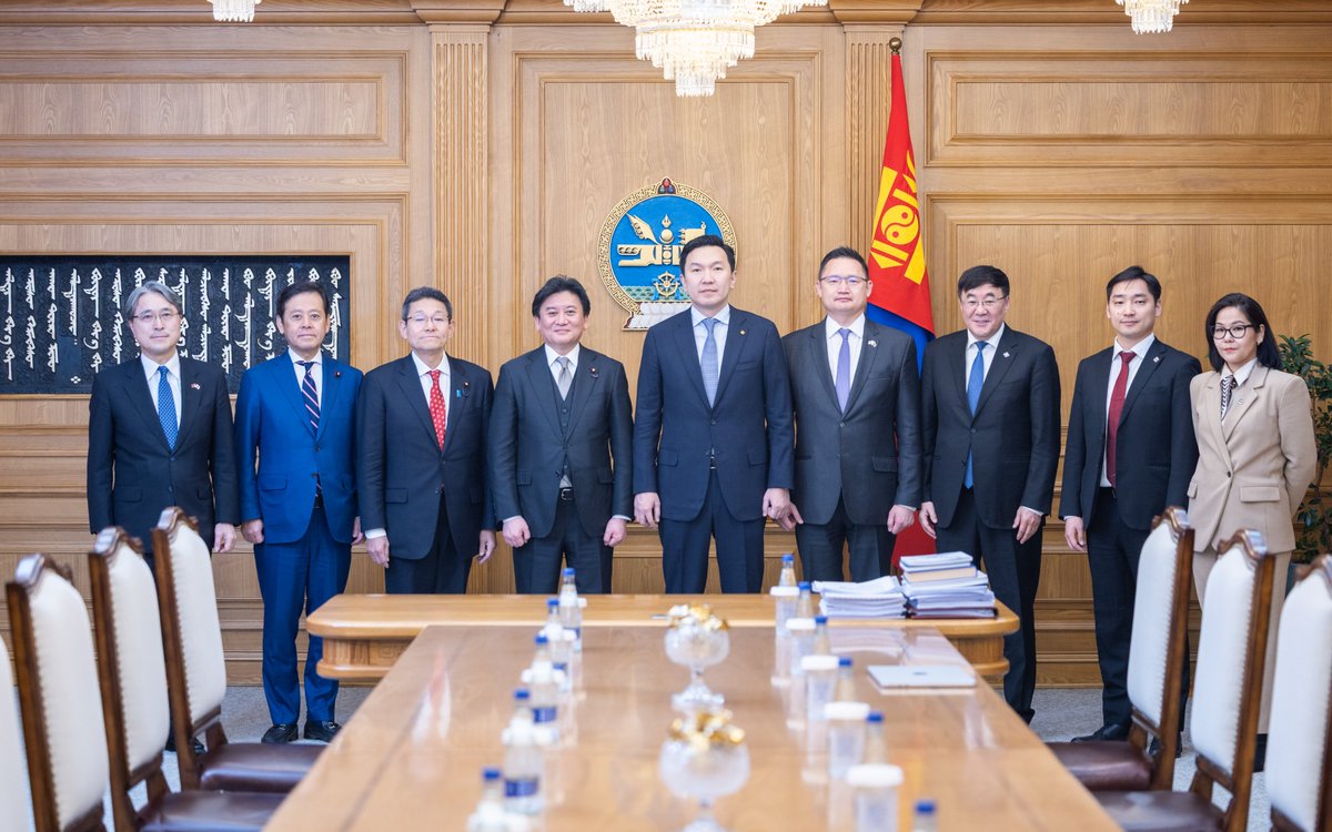 JapanEmb_MN's tweet photo. Монгол Улсын Их Хурлын албан ёсны урилгаар Япон Улсын парламентын Төлөөлөгчдийн танхим дахь Япон-Монголын парламентын найрамдлын бүлгийн ажлын албаны дарга Такэбэ Арата, тус бүлгийн ЕНБД Рюү Хирофүми, дэд дарга Мияүчи Хидэки нар Монгол Улсад айлчлалаа.
https://t.co/gPpiR8hhXG https://t.co/JWkmEF6SkE