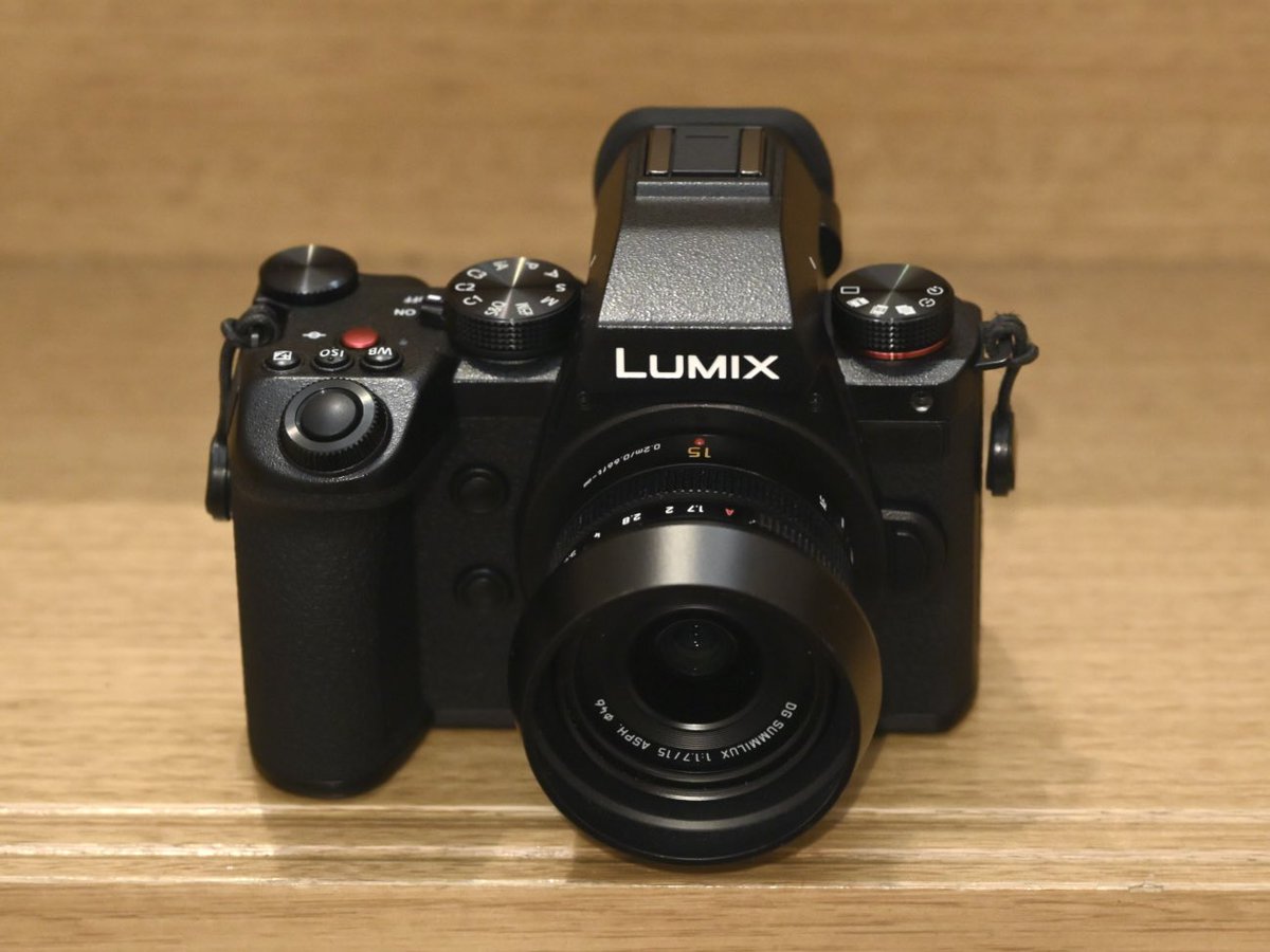 XA20luckey's tweet photo. Lumix L10が発表されたとこですが、
My new gear→ G9 pro iiです。
小指までしっかり収まるフロントグリップと、引っ掛かりの良いサムグリップに惚れ惚れ。
重いけど軽い、という変な感覚になります。

意を決した断捨離により、
Z5ii
G9 pro ii
E-PL8
この選抜３台で今年は頑張ります。 https://t.co/Mbc10u78v3