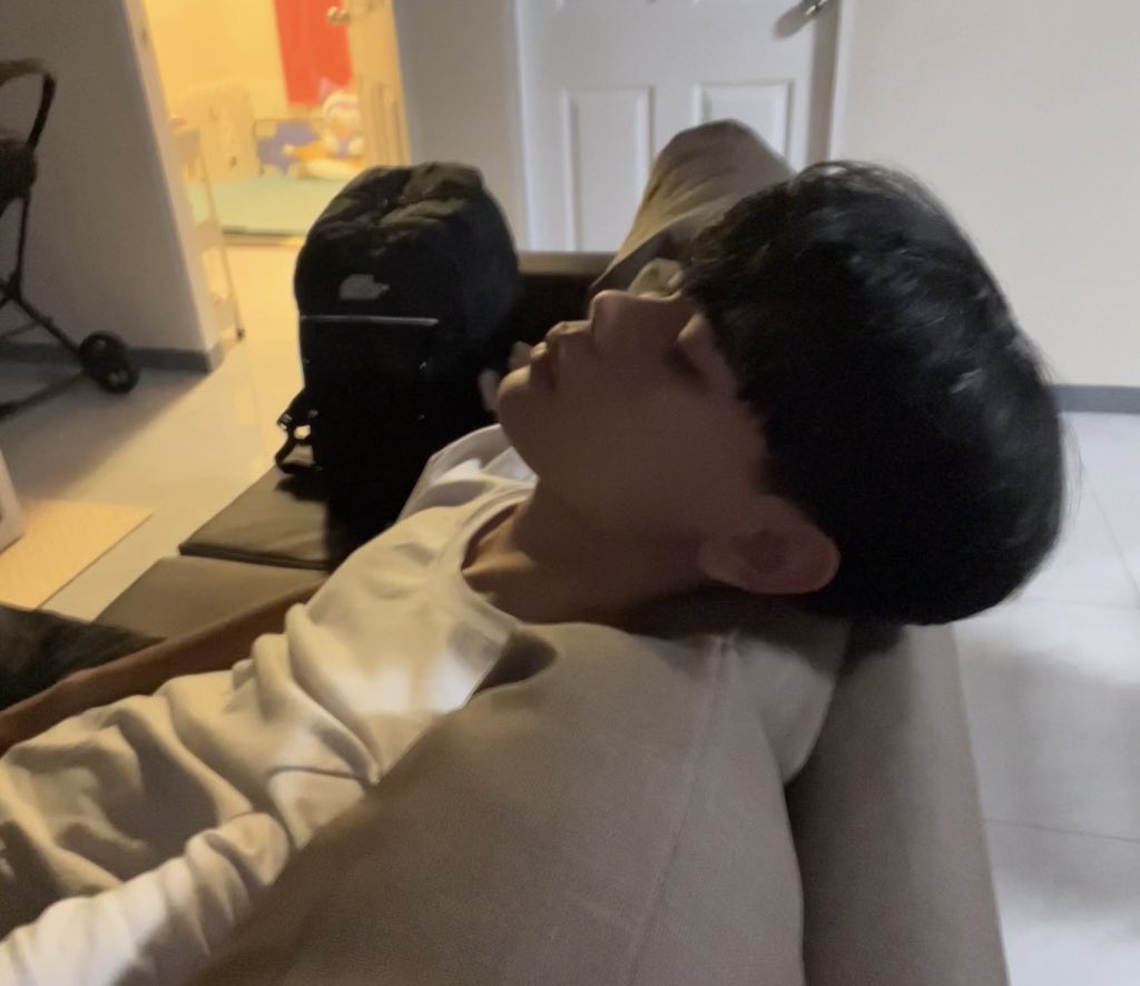d___xx6's tweet photo. 오른�� 옆모습이 더 잘 나오는 것 같아ㅋㅋ https://t.co/9xTaVM44gH