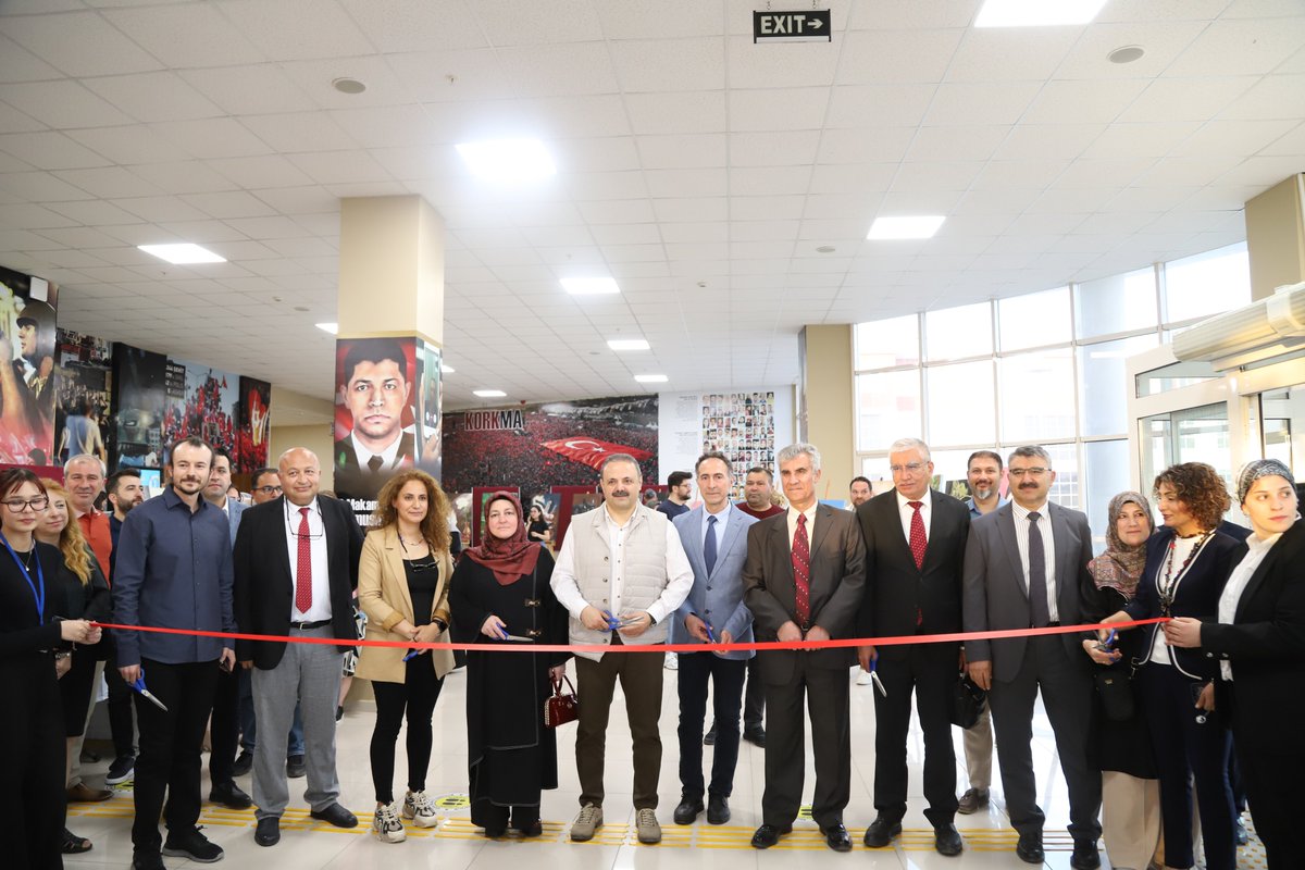 aksarayedutr's tweet photo. ASÜ’de sanatın birleştirici gücü üniversite-lise iş birliğiyle taçlandırıldı

Aksaray Üniversitesi Eğitim Fakültesi Güzel Sanatlar Eğitimi Bölümü ile Aksaray Güzel Sanatlar Lisesi iş birliğiyle düzenlenen “Ortak Ses, Ortak Renk” konulu konser ve resim sergisi, yoğun katılımla gerçekleştirildi.

🔗https://t.co/yJfnJntFcQ
