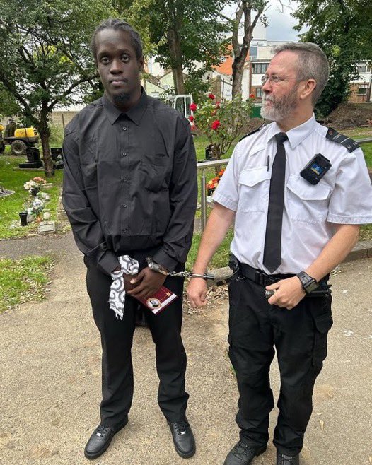 TrendingEx's tweet photo. Trending Photos: A convicted UK gangster was allowed to attend a relative’s funeral, under close police supervision. https://t.co/3MahHKHpVo