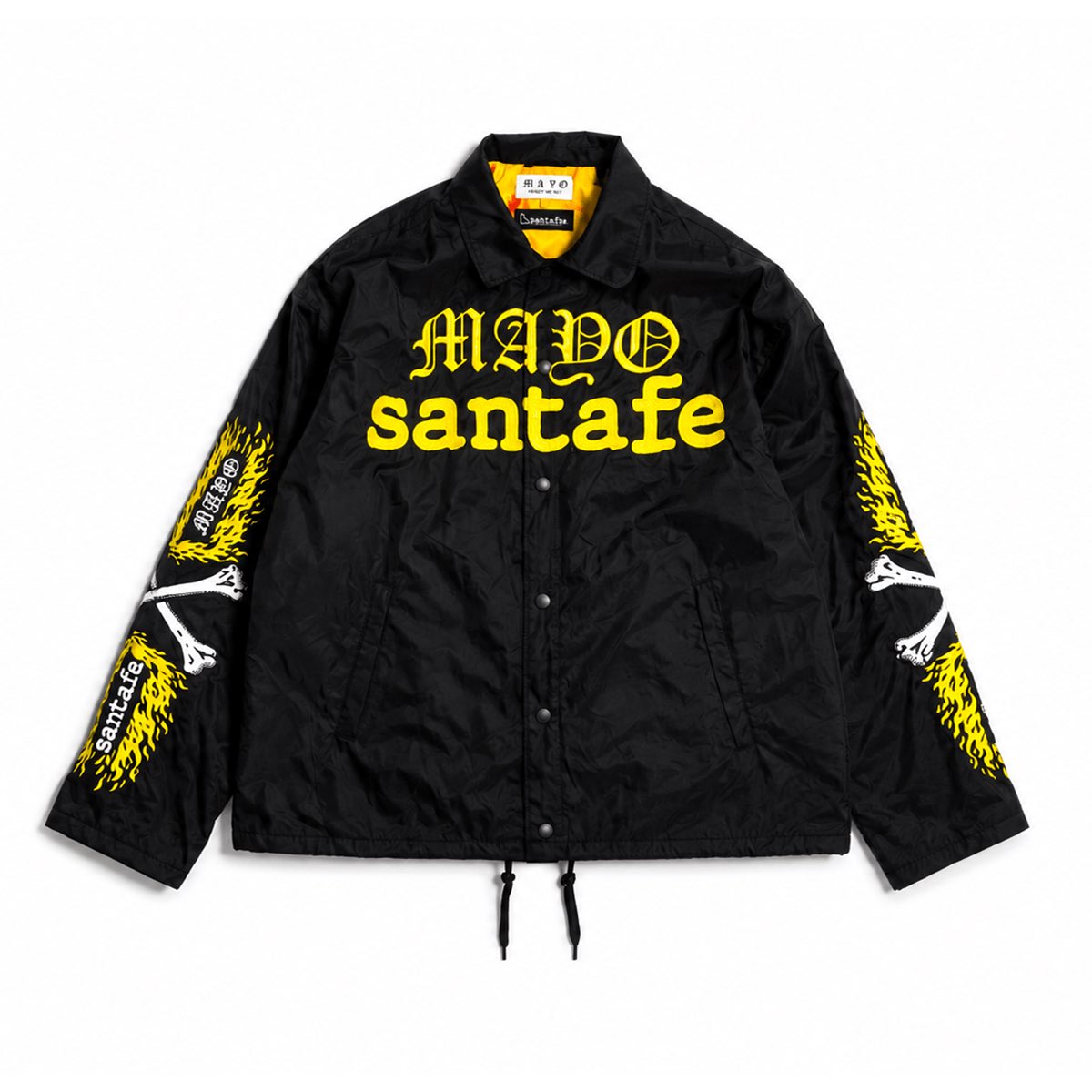 santafe_1986's tweet photo. MAYO × SANTAFE EMBROIDERY NYLON JKT

【予約販売商品】

26MYST-SCJKT001
EMBROIDERY ITEM(刺繍系アイテム)　UNISEX

color： BLACK×YELLOW / BLACK×WHITE / KINMIYA BLUE
size：
M： 着丈76　身幅70.5　肩幅62　袖丈63 （cm）
L： 着丈78　身幅72.5　肩幅63　袖丈64 （cm）
XL： 着丈80　身幅74.5　肩幅64　袖丈65 （cm）

material：表地 ナイロン100%　裏地 ポリエステル100%

MAYOとSANTAFEのコラボレーションアイテム。

サラッとしたマットなナイロン素材で出来ており、中にフーディ等を着てもリラックスして着用して頂けます。

豪華にフロント、袖、バック全て刺繍を施してあります。

裾にはドローコードが付いており、シルエットを変える事ができます。

ナイロンパンツとナイロンショーツとセットアップで着用頂けます。
もちろん単体でも様々なコーディネートに着用頂けます。

ブラック×イエロー、ブラック×ホワイト、キンミヤブルーの3カラー展開となっております。

ユニセックスで着用頂けます。

ーーーーーーーーーーーーーーーーーーーー
こちらは予約販売商品となります。

※こちらの商品は５月下旬より準備が整い次第、順次発送開始予定となります。

※予約販売商品以外の物と同時にご購入された場合、予約商品以外の物は先に発送させて頂きます。その場合のご請求については、銀行振込（振込期限7日）・コンビニ支払い（支払い期限3日）の場合、全額先払いとなります。クレジットカード決済・その他のお支払いの場合は予約商品以外の商品の発送時に請求確定となります。あらかじめ、ご了承ください。
ーーーーーーーーーーーーーーーーーーーー