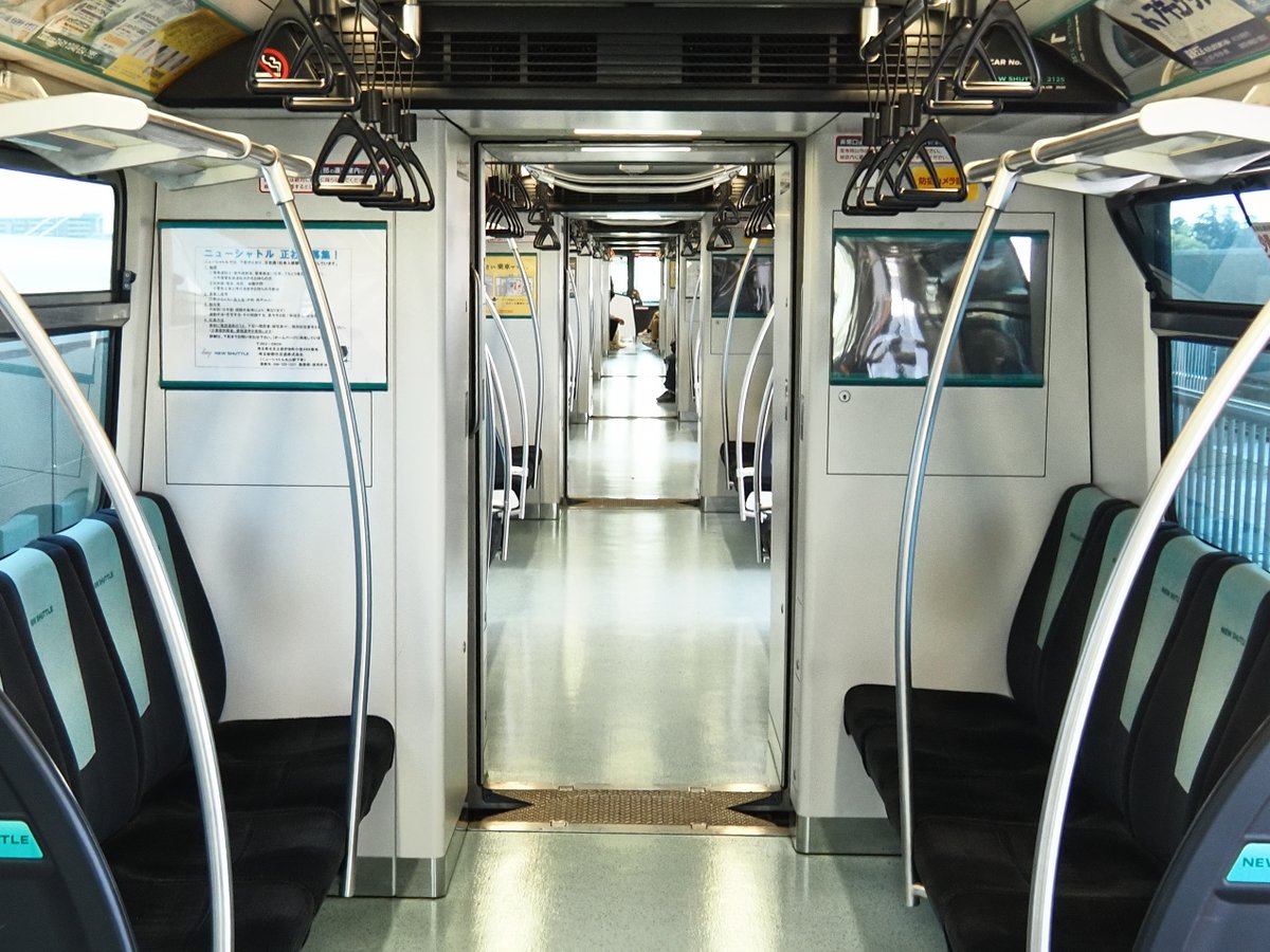 AGT_Institute's tweet photo. 鉄道の「あの重いドア」が、AGTには無い本当の理由。
普通の鉄道はカーブでの激しい「金属の軋り音」を遮るためにドアが必須ですが、ゴムタイヤで走るAGTはそもそもあの不快な音が出ません。騒音を封じるのではなく「出さない」設計思想が、仕切りのない開放的な空間を可能にしました。
先頭から最後尾まで視線が真っ直ぐ突き抜ける圧倒的な透明感は、AGTならではの贅沢な光景。
ただし例外はアストラムライン。地下区間の火災・煙対策という「安全の論理」で唯一ドアが設置されています。足元の技術が、都市の景色を広げています。
#AGT #鉄道 #アストラムライン #都市デザイン
