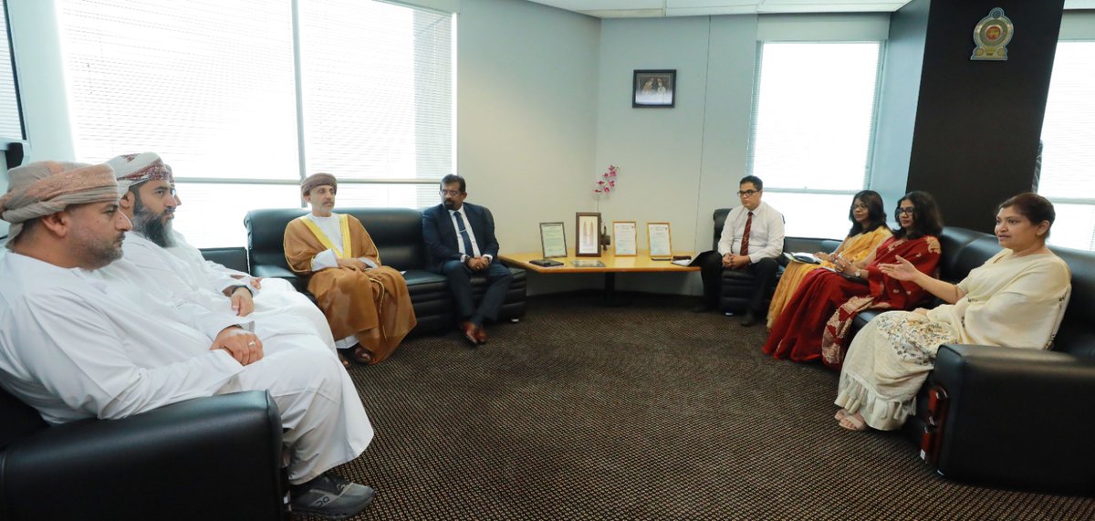 OmanEmbassyCMB's tweet photo. إجتمع سعادة السفير رئيس البعثة بمعية الوفد الزائر من الشركة العمانية لإستثمارات الغذاء بالدكتور سولاكشانا جياواردينا، رئيس مجلس إدارة المكلف لمجلس الاستثمار بسيرلانكا. تم التباحث بالفرص المتاحه في قطاع الأمن الغذائي.
@FMofOman https://t.co/gWtxs2GTD4