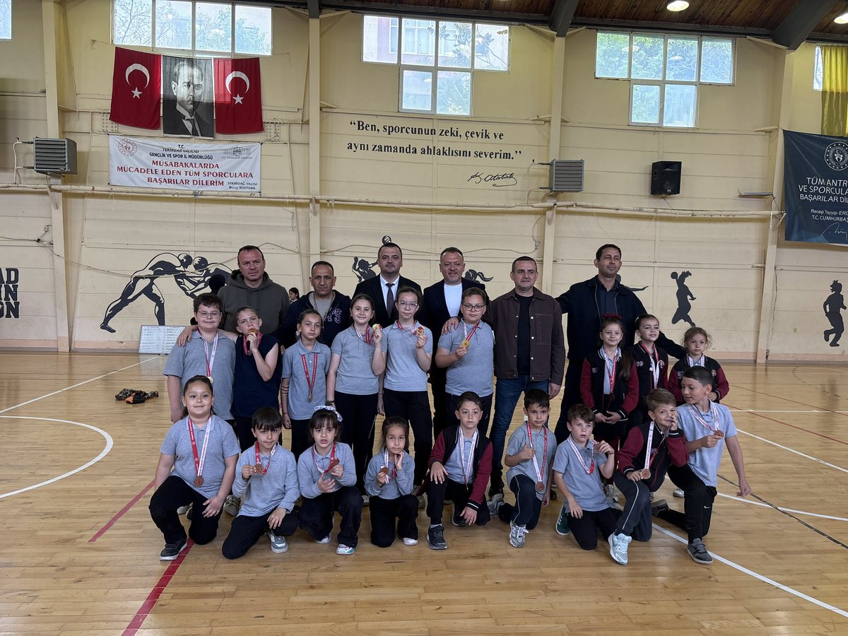 MalkaraMem's tweet photo. İlkokullar arası Fiziksel Etkinlik Oyunları madalya töreniyle sona erdi.
Öğrencilerimize ödülleri,İlçe MEM Müdürümüz Kemal KARTAL ve protokol üyelerince takdim edildi. Emeği geçen tüm öğretmenlerimize teşekkür ederiz. 🏅👏
@tcmeb @Yusuf__Tekin 
@tekirdagmem @drazizyeniyol https://t.co/akytauZkjf